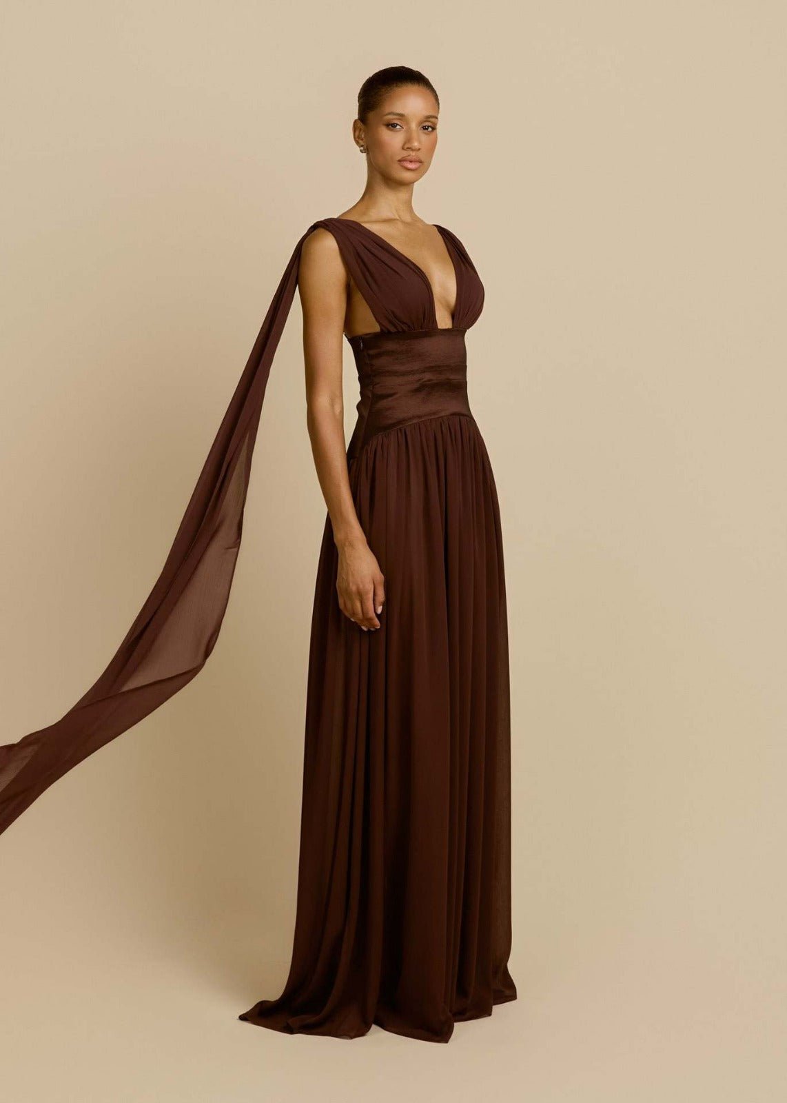 Nuit — Vestido de Gala Maxi con Escote V, Fajín y Chal Drapeado | Luna Ferrer - Luna Ferrer