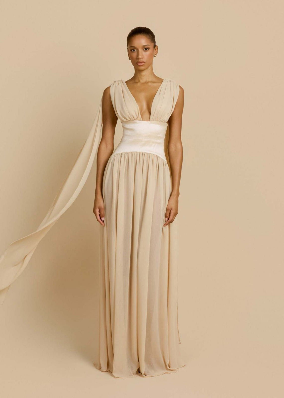 Nuit — Vestido de Gala Maxi con Escote V, Fajín y Chal Drapeado | Luna Ferrer - Luna Ferrer