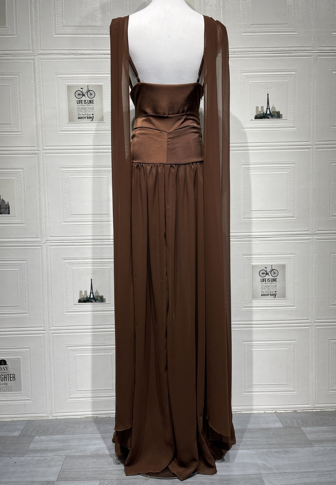 Nuit — Vestido de Gala Maxi con Escote V, Fajín y Chal Drapeado | Luna Ferrer - Luna Ferrer